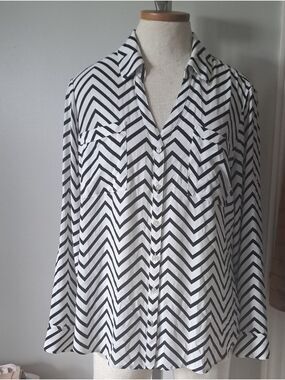 EXPRESS THE PORTOFINO shirt blouse black/white chevron zig zag coastal light LG